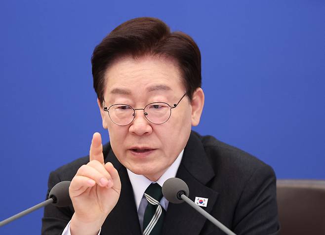 이재명 대통령이 28일 청와대에서 열린 국무회의 겸 비상경제점검회의에서 발언하고 있다. [연합뉴스]