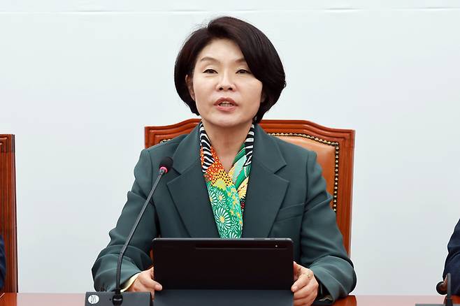 더불어민주당 한정애 정책위의장이 28일 국회에서 열린 원내대책회의에 참석해 발언하고 있다. [연합뉴스]