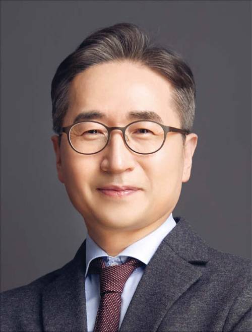 1964년생/ 용문고/ 서울대 전자공학 학·석사/ 미 플로리다대 전자공학 박사/ 2015년 삼성전자 LSI개발실장/ 2017년 삼성전자 SOC개발실장/ 2020년 삼성전자 시스템LSI사업부 센서사업팀장 부사장/ 2022년 삼성전기 사장(현)