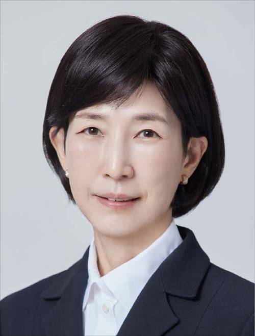 1964년생/ 서울예고 작곡과/ 이화여대 사회사업학과/ 1998년 삼양식품㈜ 입사/ 2001년 삼양식품㈜ 영업본부장/ 2002년 삼양식품㈜ 부사장/ 2002년 (구)이건식품문화재단 이사/ 2010년 (구)이건식품문화재단 이사장/ 2010년 삼양식품㈜ 총괄사장/ 2021년 삼양식품㈜ ESG위원회 위원장(현)/ 2021년 삼양식품㈜ 부회장(현)/ 2023년 삼양라운드스퀘어(주) 부회장(현)