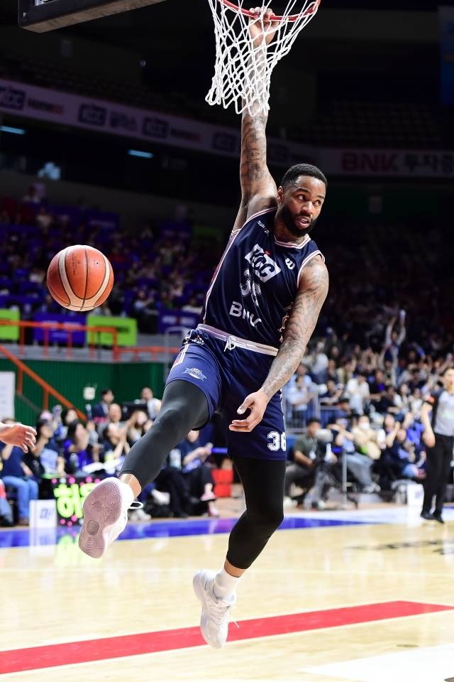 롱은 29점 15리바운드 2어시스트 2스틸을 기록, 최고의 존재감을 발휘했다. 사진=KBL 제공