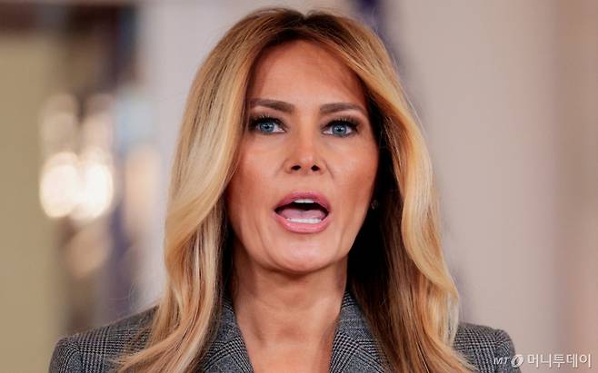 (로이터=뉴스1) 류정민 특파원 = 멜라니아 트럼프 여사가 9일(현지시간) 워싱턴DC 백악관에서 성범죄자 제프리 엡스타인과의 자신을 연결 짓는 여러 의혹을 부인하는 내용의 성명을 발표하고 있다. 멜라니아는 "1998년 뉴욕시의 한 파티에서 우연히 도널드 트럼프를 만났으며, 엡스타인과는 2000년에 도널드와 함께 참석한 행사에서 처음 마주쳤다"면서 엡스타인이 도널드 트럼프를 자신에게 소개해준 게 아니라고 밝혔다. 2026.04.09.  ⓒ 로이터=뉴스1  Copyright (C) 뉴스1. All rights reserved. 무단 전재 및 재배포,  AI학습 이용 금지. /사진=(로이터=뉴스1) 류정민 특파원