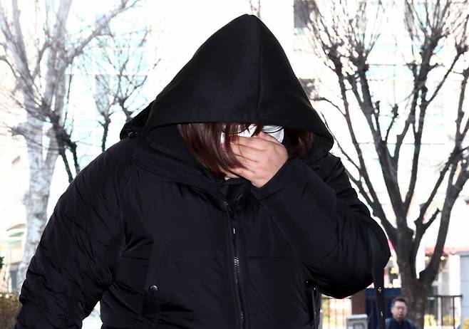 '반포대교 추락 사고' 포르쉐 운전자에게 약물을 건넸다고 자수해 마약류관리법 위반 혐의를 받는 전직 간호조무사 신모씨가 지난 3월10일 오전 서울 마포구 서울서부지방법원에서 열린 구속 전 피의자 심문(영장실질심사)에 출석하고 있다. /사진=뉴스1