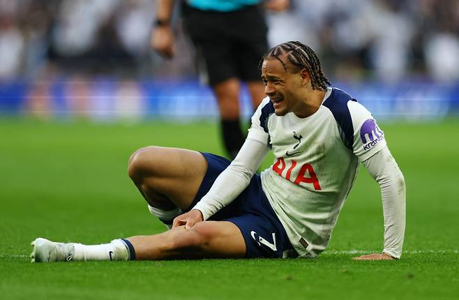 잉글랜드 프리미어리그(EPL) 토트넘 홋스퍼 공격수 사비 시몬스(네덜란드)가 십자인대 파열로 시즌 아웃됐다. 사진은 지난 18일(현지시각) 영국 런던 토트넘 홋스퍼 스타디움에서 열린 토트넘과 브라이튼 앤 호브 알비온 경기에서 넘어진 시몬스의 모습. /로이터=뉴스1