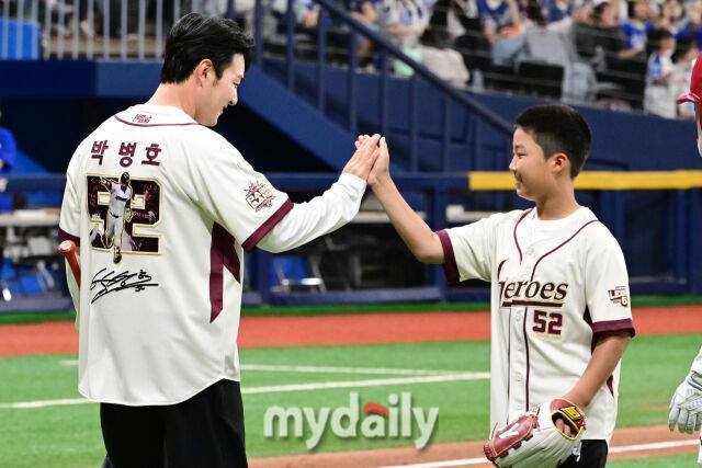키움 박병호가 26일 오후 서울 고척스카이돔에서 진행된 은퇴식에서 시구를 마친 아들과 하이파이브를 하고 있다./고척=곽경훈 기자 kphoto@mydaily.co.kr
