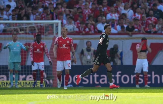 바이에른 뮌헨의 무시알라가 25일 독일 마인츠에서 열린 2025-26시즌 분데스리가 31라운드에서 골세리머니를 펼치고 있다./게티이미지코리아