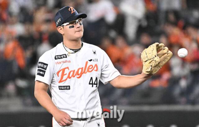 14일 오후 대전 한화생명볼파크에서 진행된 '2026 프로야구 KBO리그' 한화이글스와 삼성 라이온즈의 경기. 한화 김서현이 9회초 2사 만루서 이혜승에게 밀어내기 볼넷을 허용한 뒤 아쉬워 하고 있다./마이데일리