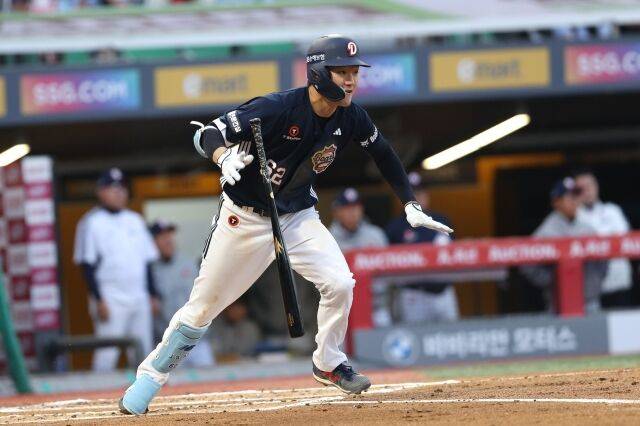 두산 안재석이 15일 경기에서 타격 후 1루로 향하고 있다./두산 베어스