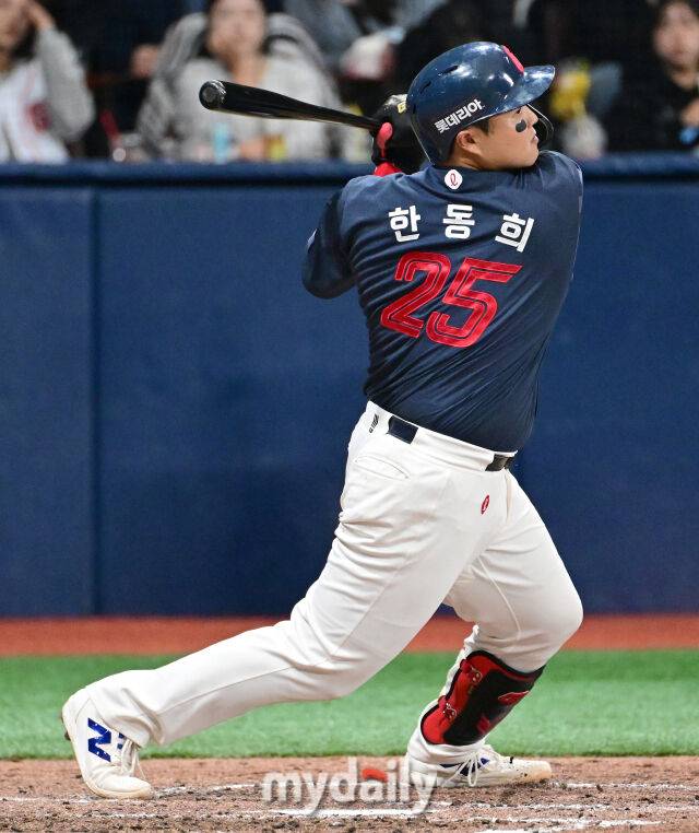 2026년 4월 12일 오후 서울 고척스카이돔에서 열린 '2026 신한 SOL KBO리그' 롯데 자이언츠와 키움 히어로즈의 경기. 롯데 한동희가 6회초 1사 1루서 2루수 앞 병살타를 치고 있다./마이데일리