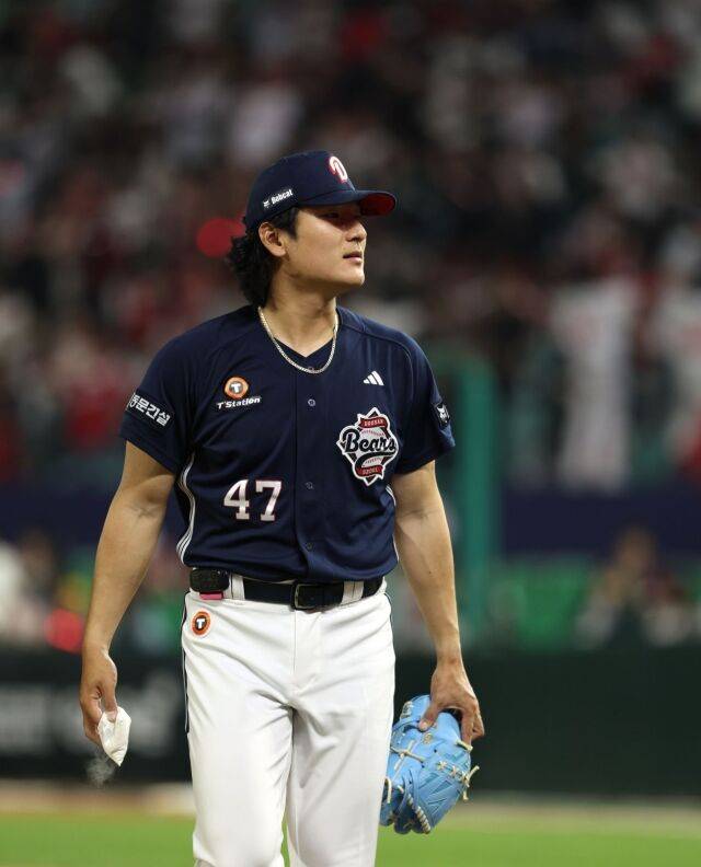 곽빈이 마운드를 내려가고 있다./두산 베어스