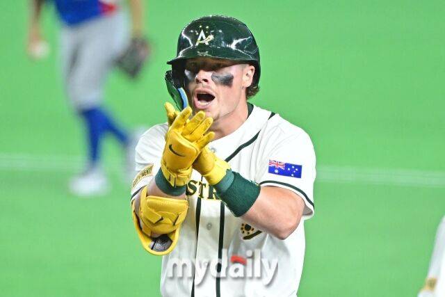 5일 일본 도쿄돔에서 열린 2026 월드 베이스볼 클래식(WBC) 조별리그 대만-호주 경기. 호주 바자나가 3회초 2사에 안타를 친 후 기뻐하고 있다./도쿄(일본)=한혁승 기자 hanfoto@mydaily.co.kr