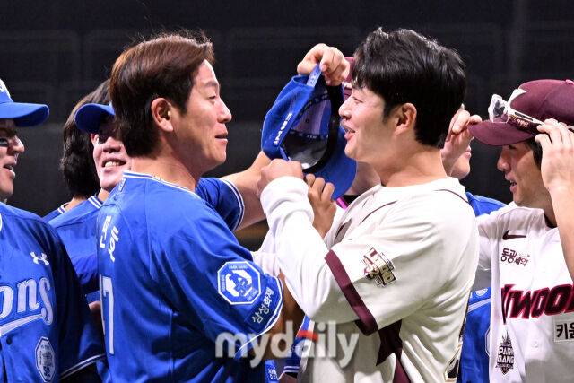 은퇴식에서 삼성 강민호와 박병호가 삼성 모자를 잡고 실랑이를 버리고 있다.