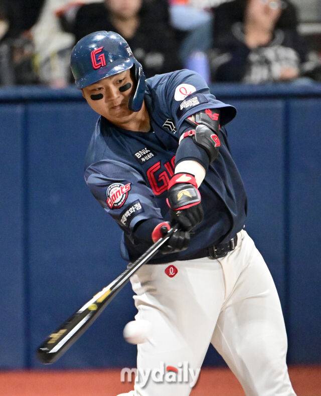 2026년 4월 12일 오후 서울 고척스카이돔에서 열린 '2026 신한 SOL KBO리그' 롯데 자이언츠와 키움 히어로즈의 경기. 롯데 한동희가 1회초 2사 1루서 안타를 치고 있다./마이데일리