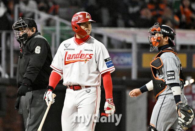 7일 오후 인천 SSG랜더스필드에서 진행된 '2026 프로야구 KBO리그' SSG랜더스와 한화 이글스의 경기. SSG 김재환이 6회말 1사에서 삼진을 당한 뒤 아쉬워 하고 있다./마이데일리