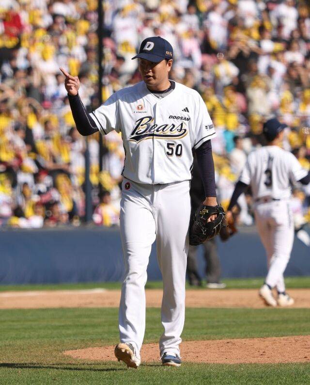 이영하가 26일 잠실구장에서 열린 LG 트윈스와 경기서 구원 등판했다./두산 베어스