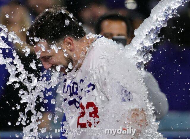 LA 다저스 카일 터커가 28일(이하 한국시각) 미국 캘리포니아주 로스엔젤레스 유니클로 필드 앳 다저스타디움에서 열린 마이애미 말린스와의 홈 경기서 9회말 끝내기 안타를 친 뒤 찬물 세례를 받고 있다./게티이미지코리아