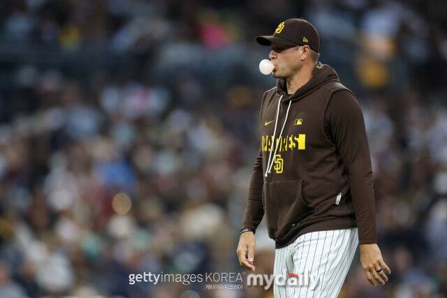 크레이그 스태먼 감독이 4월 17일 그라운드로 향하고 있다./게티이미지코리아