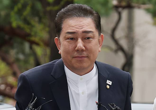 뇌물수수 의혹 등을 받는 김병기 무소속 의원이 지난 10일 서울 마포구 서울경찰청 공공범죄수사대에 조사를 받기 위해 출석하고 있다. [연합]