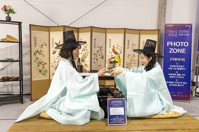 단종미식제 한 풍경. 왕과 사는 남자 브로맨스 재현 밥상 모델들은 모두 여성이었다.