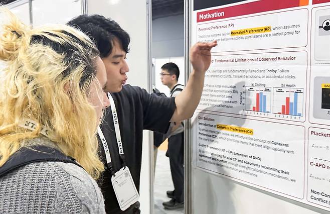 SKT 연구원들이 학회 참가자들에게 인공지능(AI) 모델에 대해 설명하고 있다. [SK텔레콤 제공]