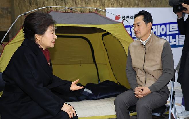 박근혜 전 대통령이 1월 22일 국회 로텐더홀 단식 농성장에서 통일교·공천헌금 ‘쌍특검’ 수용을 요구하며 여드레째 단식 중인 국민의힘 장동혁 대표를 방문해 대화하고 있다. [연합]
