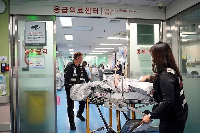 산후출혈로 지역분만병원에서 이송된 산모가 부산백병원 응급의료센터로 들어가고 있다.  [부산백병원]