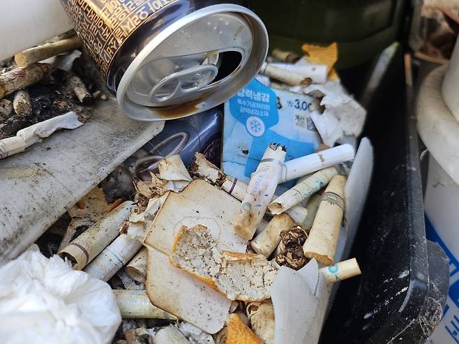 일반 쓰레기통에 버려진 캔과 쓰레기들. 김광우 기자.