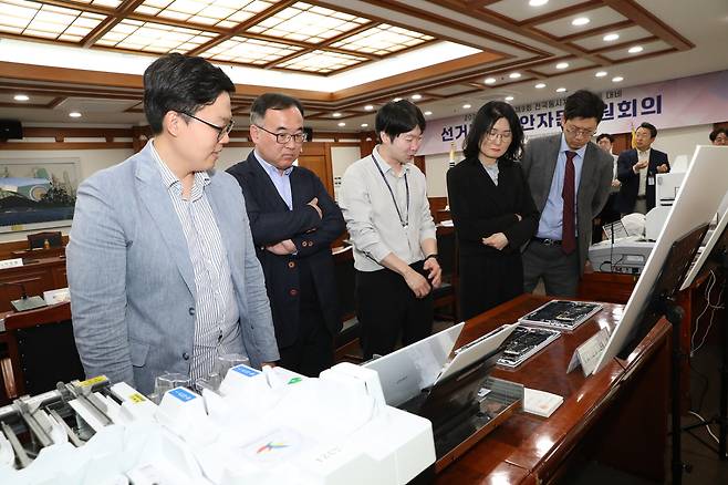 28일 중앙선관위 과천청사에서 개최된 제9회 지선 선거ICT 보안자문위원회 회의에서 자문위원들이 투표지분류기 보안체계 등을 확인하고 있다. [중앙선관위 제공]