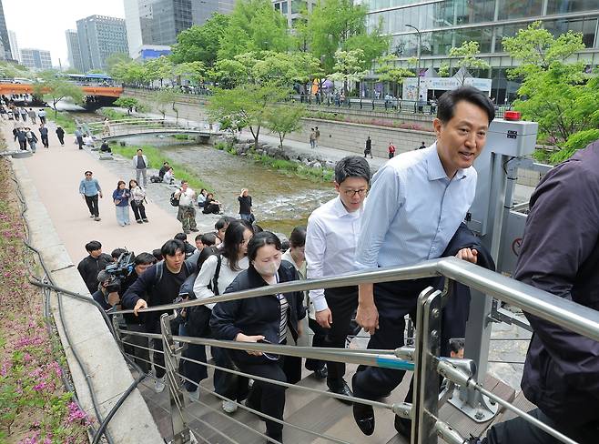 오세훈 국민의힘 서울시장 후보가 27일 기자회견을 위해 시청을 나와 보신각으로 향하고 있다. [연합]