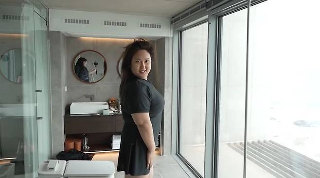 [서울=뉴시스] 영상 속에서 풍자가 검은색 원피스 수영복을 입고 슬림해진 몸매를 자랑하고 있다. (사진=유튜브 채널 '풍자테레비' 캡처)