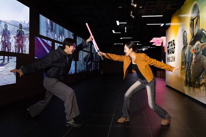 서울스카이의 ‘만달로리안과 그로구’(STAR WARS: THE MANDALORIAN AND GROGU) 테마 공간에서 ‘스타워즈’ 세계관을 즐기고 있는 팬들의 모습. (사진=서울스카이) *재판매 및 DB 금지