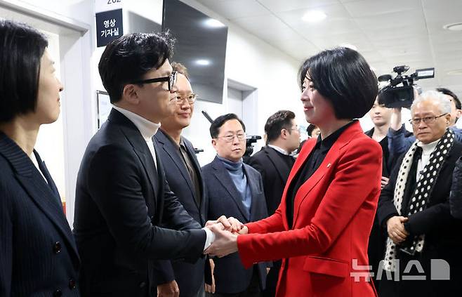 [서울=뉴시스] 조성봉 기자 = 배현진 국민의힘 의원이 부산 북갑에 출마하는 한동훈 전 대표를 위해 국민의힘은 무공천 등으로 지원해야 한다고 주장했다. 사진은 지난 2월. 2026.02.13. suncho21@newsis.com
