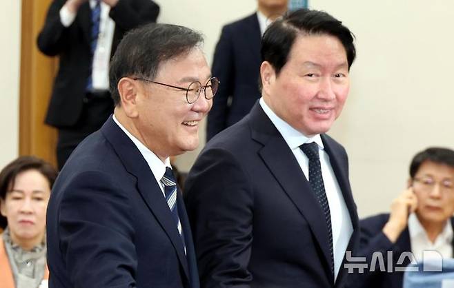 [서울=뉴시스] 조성봉 기자 = 김태년 한중의원연맹 회장과 최태원 대한상공회의소 회장이 28일 오전 서울 여의도 국회 의원회관 소회의실에서 열린 미·중 AI 기술 패권 경쟁 속 대한민국 성장전략 세미나에 참석하고 있다. 2026.04.28. suncho21@newsis.com