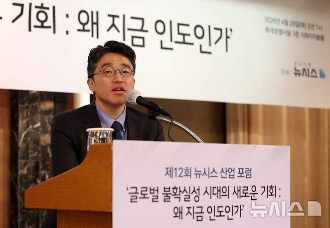 [서울=뉴시스] 이영환 기자 = 배준형 산업통상부 통상협력국장이 28일 오전 서울 중구 롯데호텔에서 열린 제12회 뉴시스 산업 포럼 '글로벌 불확실성 시대의 새로운 기회 : 왜 지금 인도인가'에서 강연을 하고 있다. 2026.04.28. 20hwan@newsis.com
