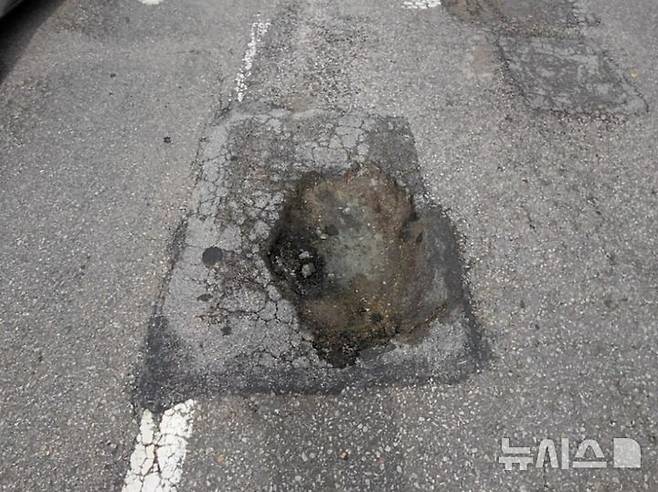[서울=뉴시스] 2025년 10월11일 낮 12시54분께 서울 성북구 고려대 인근 고려대역 교차로(고려대 앞 삼거리)에 발생한 포트홀(도로 파임)의 모습. (사진=서울시 도로사업소 북부도로사업소 제공) 2025.10.11. photo@newsis.com