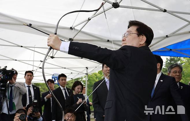 [아산=뉴시스] 최동준 기자 = 이재명 대통령이 28일 충남 아산시 현충사 활터에서 열린 제65회 대통령기 전국 궁도대회를 방문해 활시위를 당기고 있다. 2026.04.28. photocdj@newsis.com