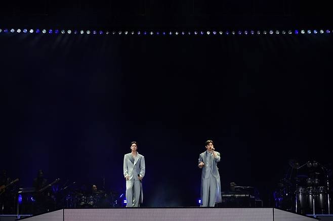 동방신기는 지난 25~26일 이틀 동안 일본 요코하마 닛산 스타디움에서 일본 데뷔 20주년 기념 단독 콘서트의 피날레 공연 '레드 오션'을 열었다. SM엔터테인먼트 제공