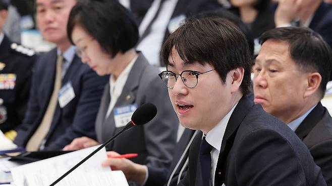 하정우 AI미래기획수석이 17일 청와대 영빈관에서 열린 공공기관 및 유관기관 업무보고에서 이재명 대통령 질문에 답하고 있다. 연합뉴스
