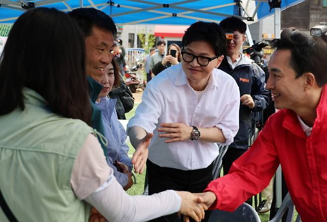 부산 북갑 국회의원 보궐선거에서 국민의힘 공천을 바라는 박민식 전 국가보훈부 장관과 무속소 출마를 공식화 한 한동훈 전 국민의힘 대표가 26일 부산 구포초에서 열린 동문회 운동회에서 주민에게 인사를 하고 있다. 연합뉴스