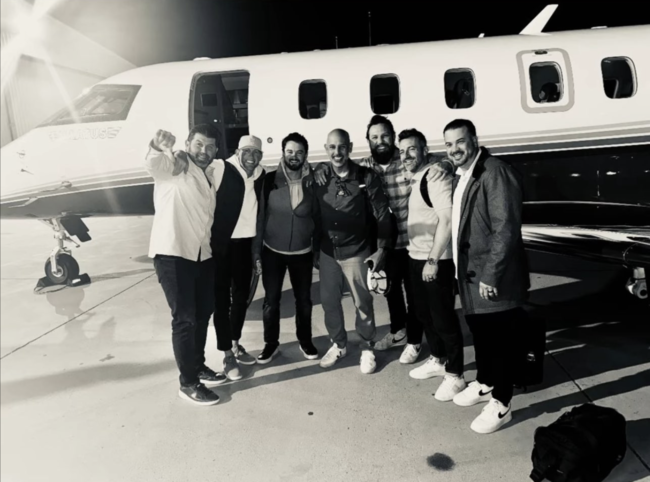 보스턴 알렉스 코라 전 감독(가운데)이 함께 해고된 코치들과 함께 비행기를 타기 전 기념 사진을 찍고 있다. /알렉스 코라 SNS
