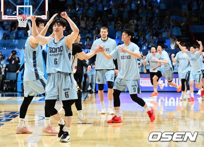 [OSEN=지형준 기자] 소노의 태풍이 정규리그 챔피언 LG마저 삼켰다.&nbsp;고양 소노는 27일 고양소노아레나에서 개최된 2025-26 LG전자 프로농구 4강 플레이오프 3차전에서 창원 LG를 90-80로 이겼다. 3연승을 달린 소노는 창단 첫 챔피언결정전에 진출했다.&nbsp;경기를 마치고 소노 이정현가 승리를 기뻐하고 있다. 2026.04.27&nbsp;/ jpnews@osen.co.kr