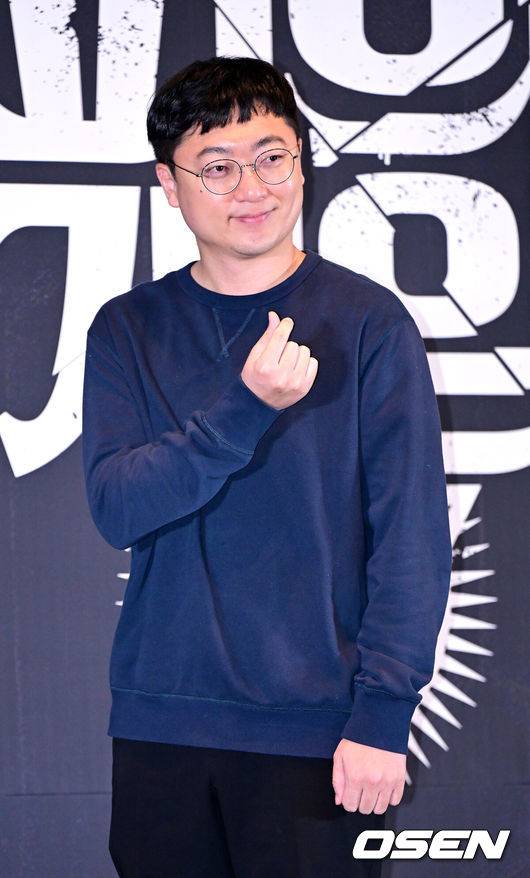 [OSEN=최규한 기자] 12일 오후 서울 성수동 메가박스성수에서 웨이브 오리지널 '피의 게임 시즌3' 제작발표회가 열렸다.'피의 게임'은&nbsp;생존 지능 최강자들의 극한 생존 게임을 다룬 서바이벌 예능이다.&nbsp;지난 2021년 첫 시즌을 시작해 시즌2까지 호평받은 가운데, 새 시즌인 시즌3에서는 '서바이벌 올스타전'을 표방하며 서바이벌 예능 레전드 플레이어들을 한 자리에 모았다.&nbsp;충주맨이 포토타임을 하고 있다. 2024.11.12 / dreamer@osen.co.kr