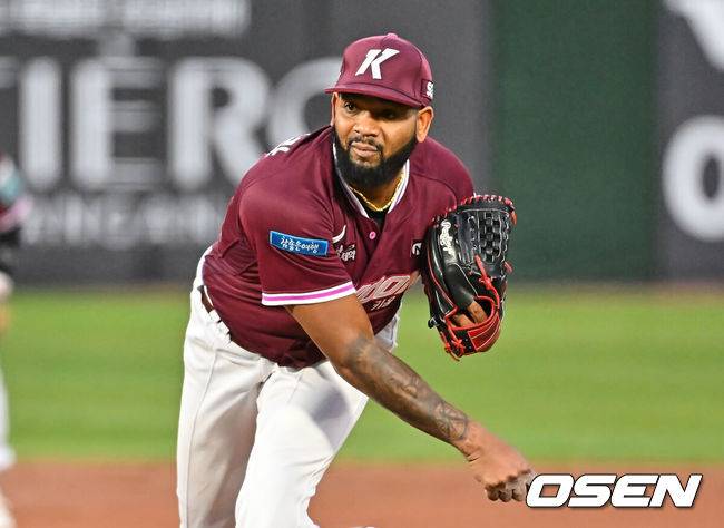 [OSEN=부산, 이석우 기자] 28일 부산 사직야구장에서 2026 신한 SOL KBO 리그 롯데 자이언츠와 키움 히어로즈의 경기가 열렸다. 홈팀 롯데는 김진욱이, 방문팀 키움은 알칸타라가 선발 출전했다.키움 히어로즈 선발 투수 알칸타라가 역투하고 있다. 2026.04.28 / foto0307@osen.co.kr