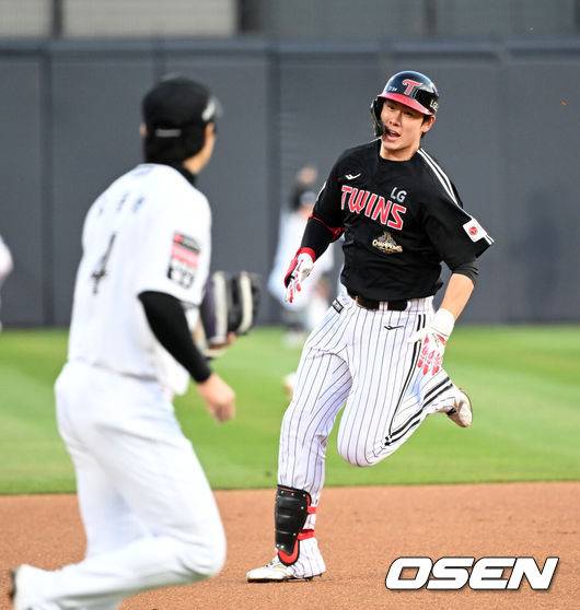 [OSEN=수원, 이대선 기자] 28일 수원 KT위즈파크에서 2026 신한 SOL KBO리그 KT 위즈와 LG 트윈스의 경기가 열렸다.이날 KT는 맷 사우어, LG는 라클란 웰스를 선발로 내세웠다.1회초 무사에서 LG 홍창기가 중월 3루타를 치고 그라운드를 달리고 있다. 2026.04.28 /sunday@osen.co.kr