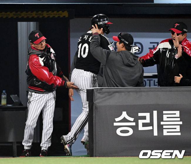 [OSEN=수원, 이대선 기자] 28일 수원 KT위즈파크에서 2026 신한 SOL KBO리그 KT 위즈와 LG 트윈스의 경기가 열렸다.이날 KT는 맷 사우어, LG는 라클란 웰스를 선발로 내세웠다.8회초 2사 1,2루에서 LG 염경엽 감독이 박동원의 좌전 적시타 때 홈을 밟은 오지환과 환호하고 있다. 2026.04.28 /sunday@osen.co.kr