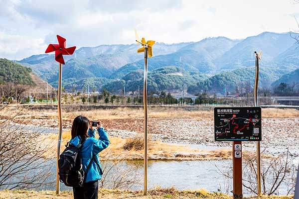 분천역 데크길에서 바라본 낙동강이 고요하고 평화롭다.