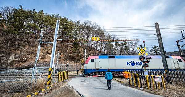 동서트레일은 춘양역 인근 건널목을 지난다. 수시로 기차가 오고가니 안전에 유의해 건너야 한다.