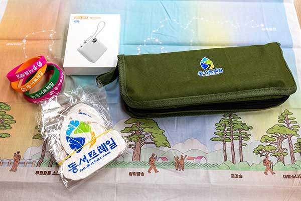 봉화객주안내소에 전시돼 있는 동서트레일 굿즈.