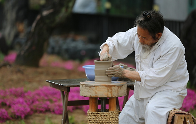 이천도자기축제장에서 한 도자예술가가 물레를 돌리고 있다. 이천시 제공