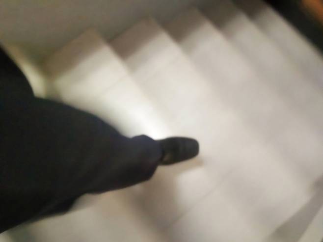계단을 내려오며 한 발씩 체중을 버티는 순간이다. 속도를 늦출수록 하체 근육이 더 길게 작동한다. 게티이미지